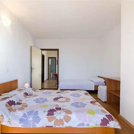 Apartment In 15442 *